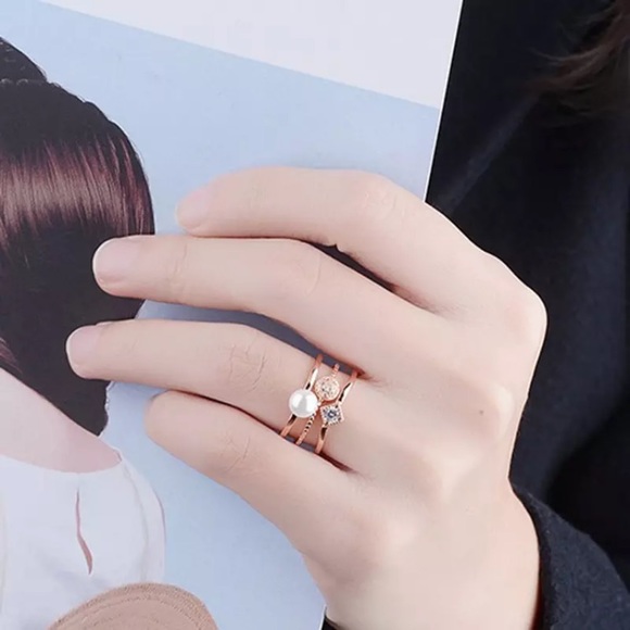 🌟 Silver Beautiful Adjustable Simulated Diamond Ring - Picture 3 of 4